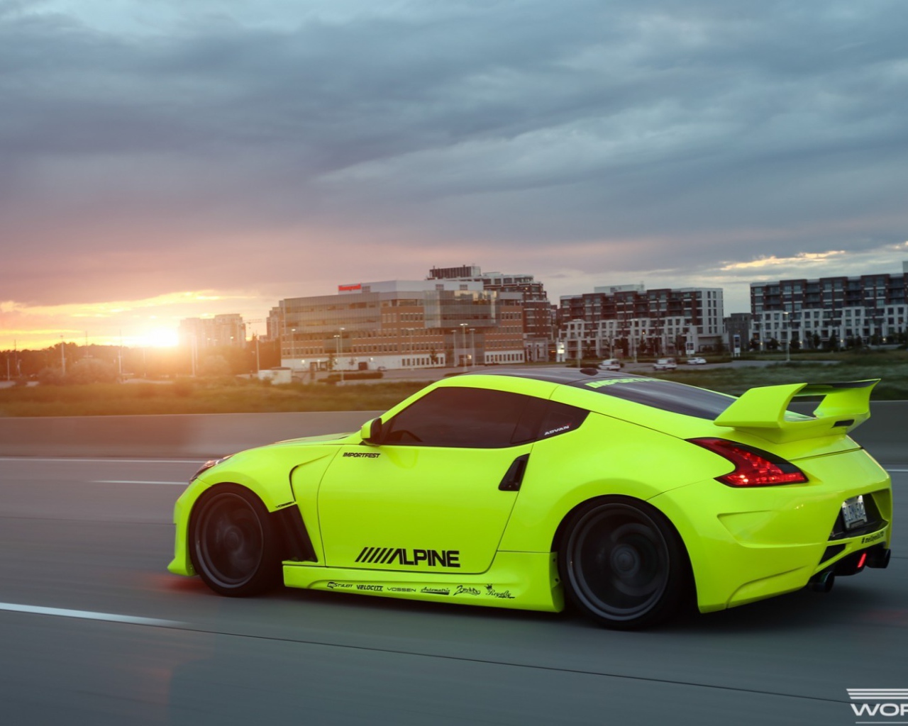 Желтый Nissan 370Z на дороге