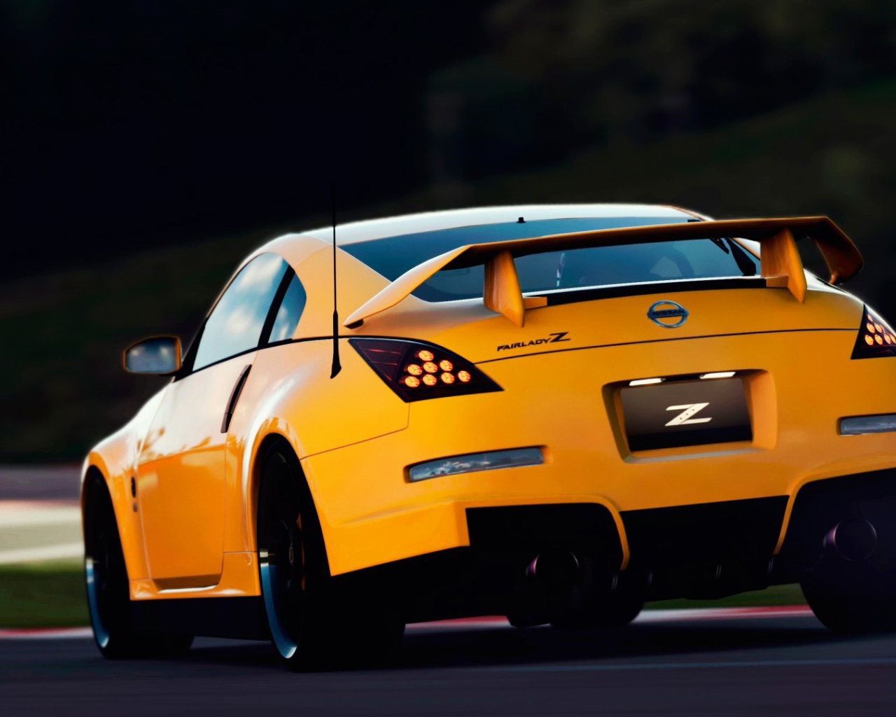 Желтый автомобиль Nissan 350Z