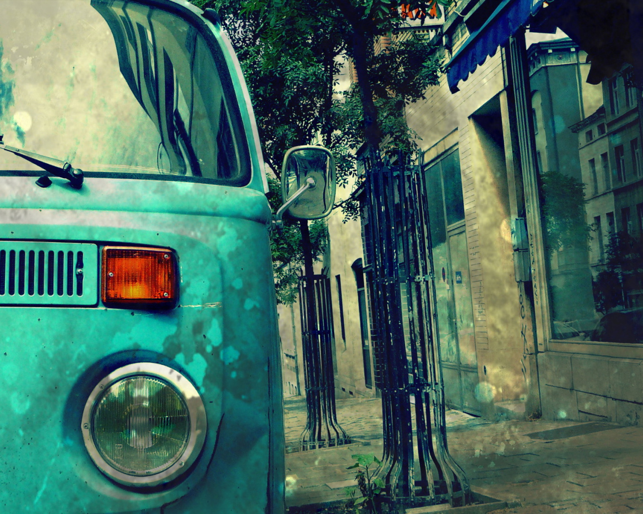 Ретро автомобиль на старой улице