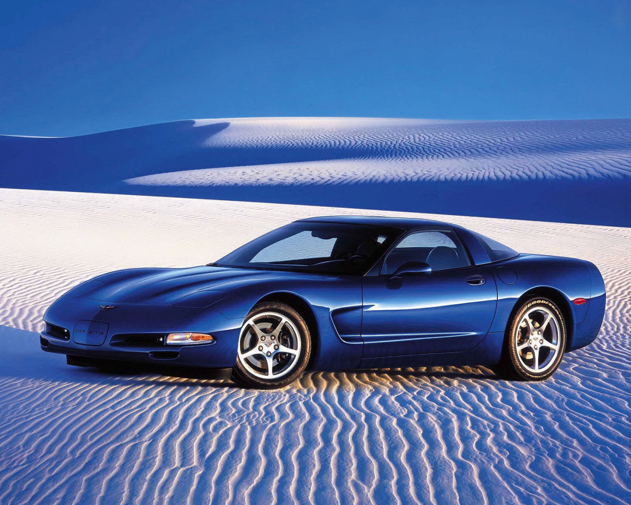 Синий автомобиль в голубой пустыне