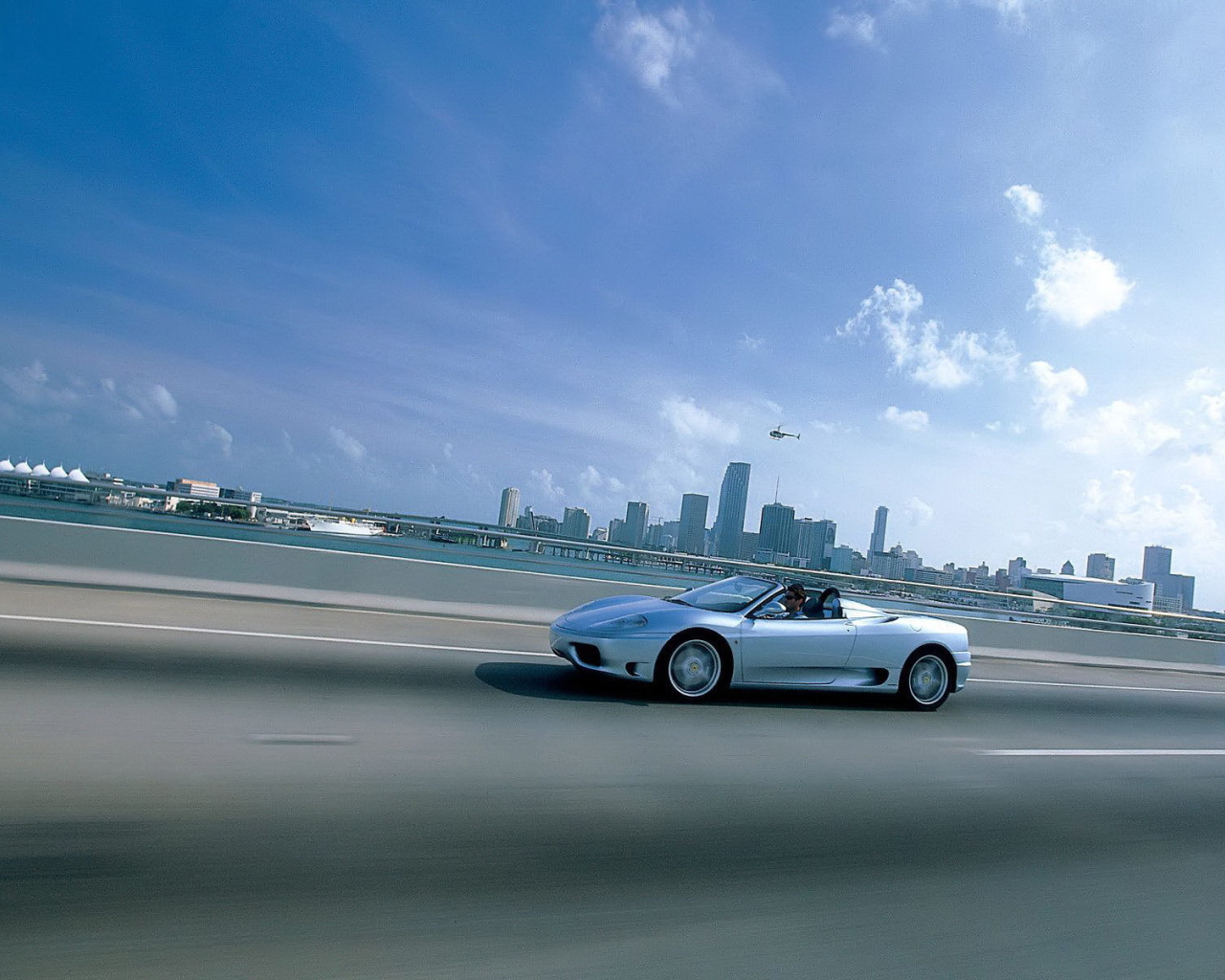 Белый кабриолет мчится по дороге