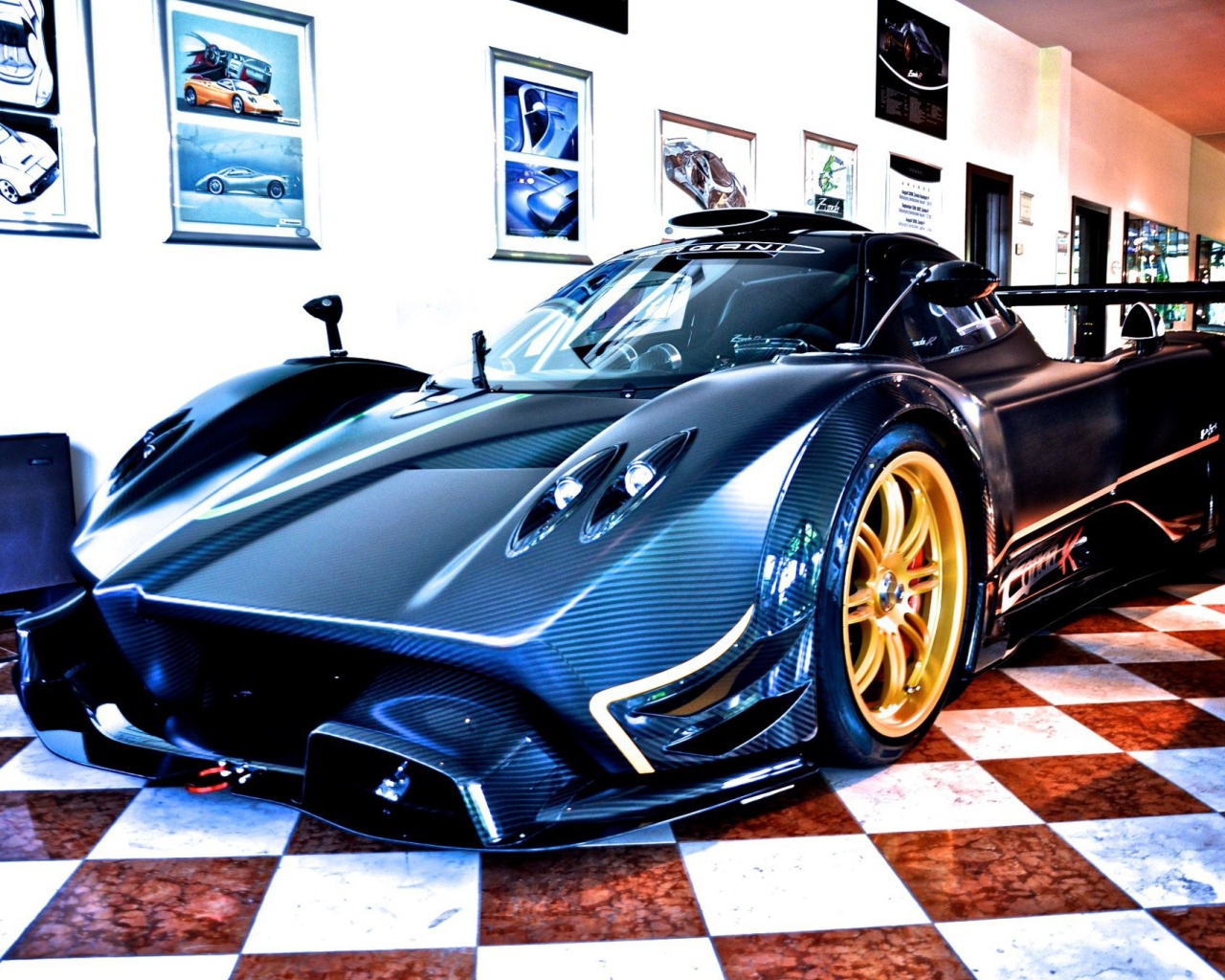 Автомобиль Pagani в помещении