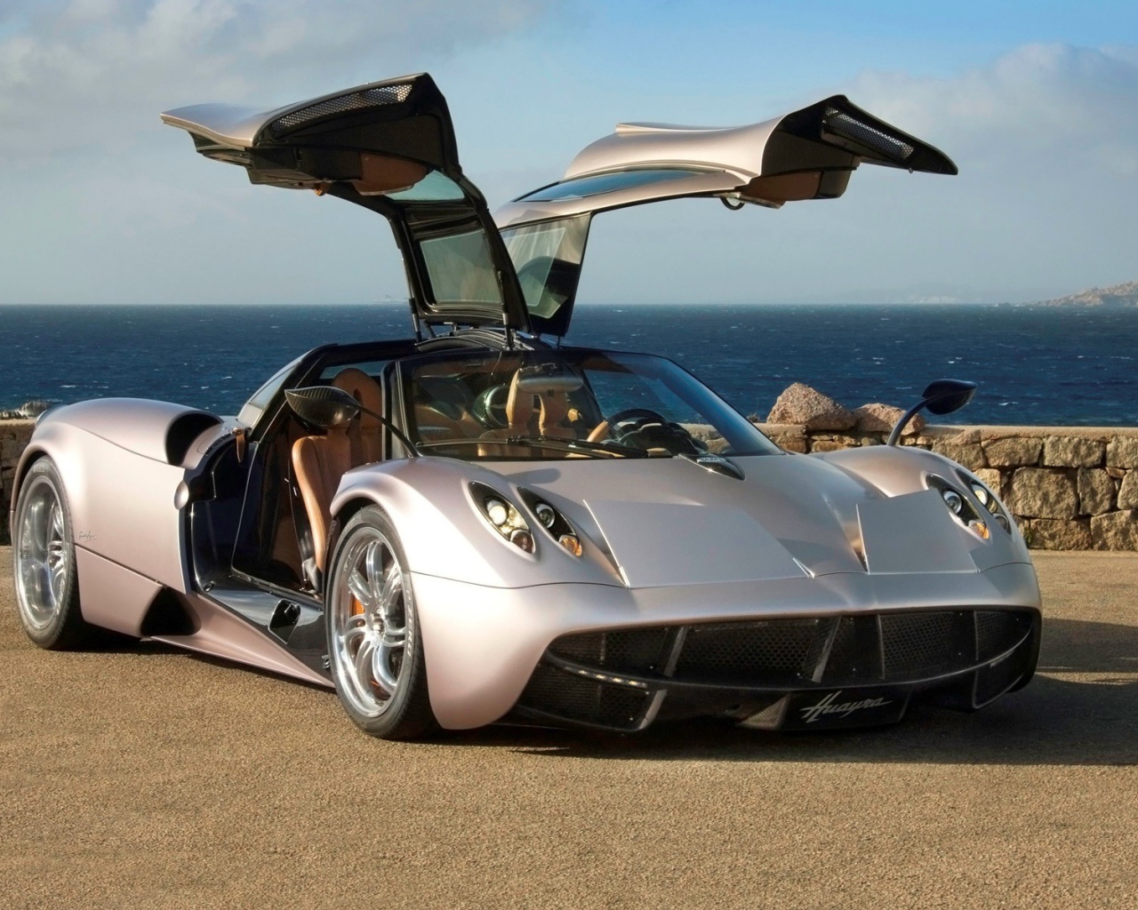 Авто Pagani на берегу моря