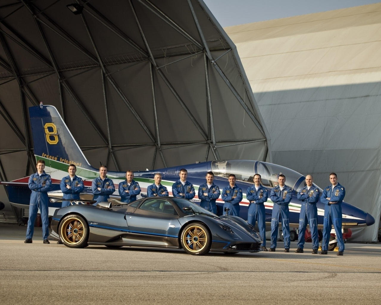 Команда пилотов с самолетом и автомобилем Pagani Zonda Tricolore