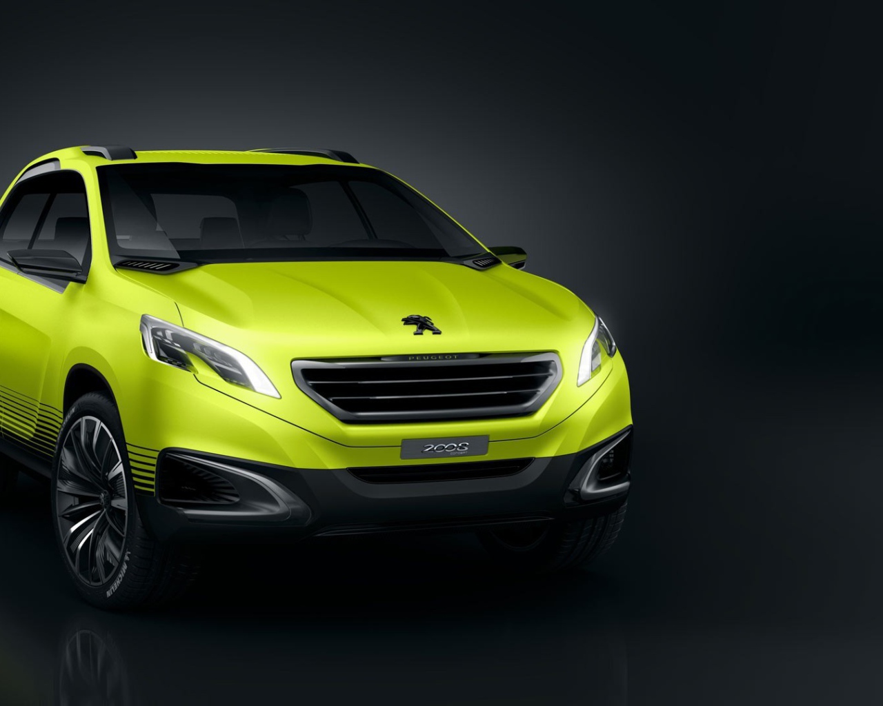 Красивый желтый Peugeot 2008