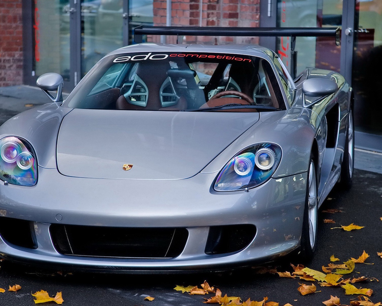Осенние листья у автомобиля Porsche Carrera GT