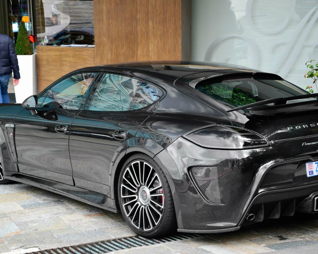 Черный Porsche Mansory Panamera C ONE