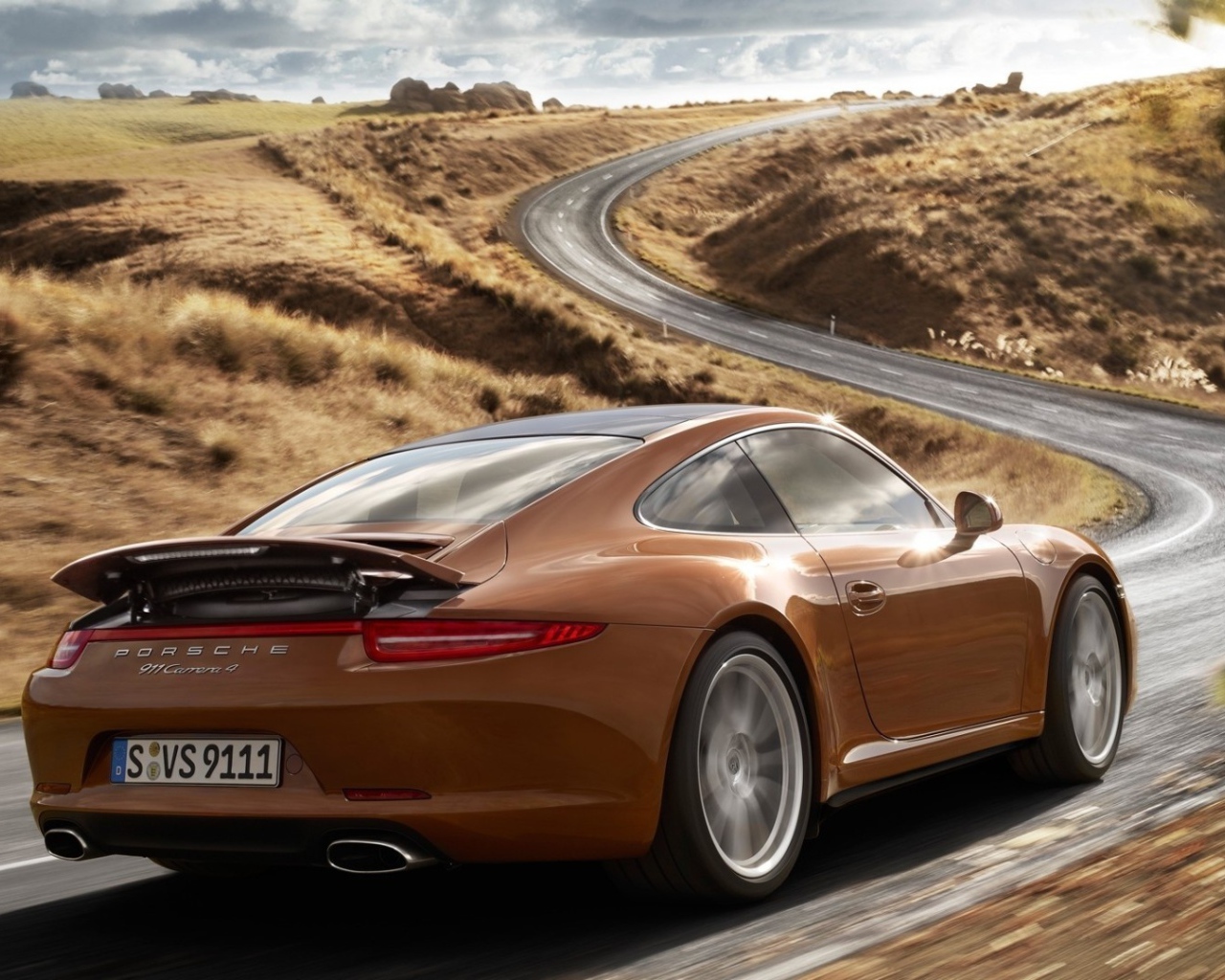 Коричневый Порше на шоссе за городом
