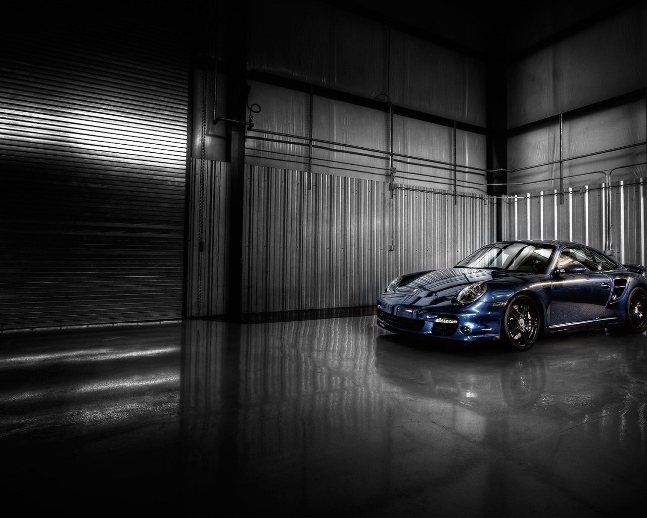 Порше 911 Турбо в железном ангаре