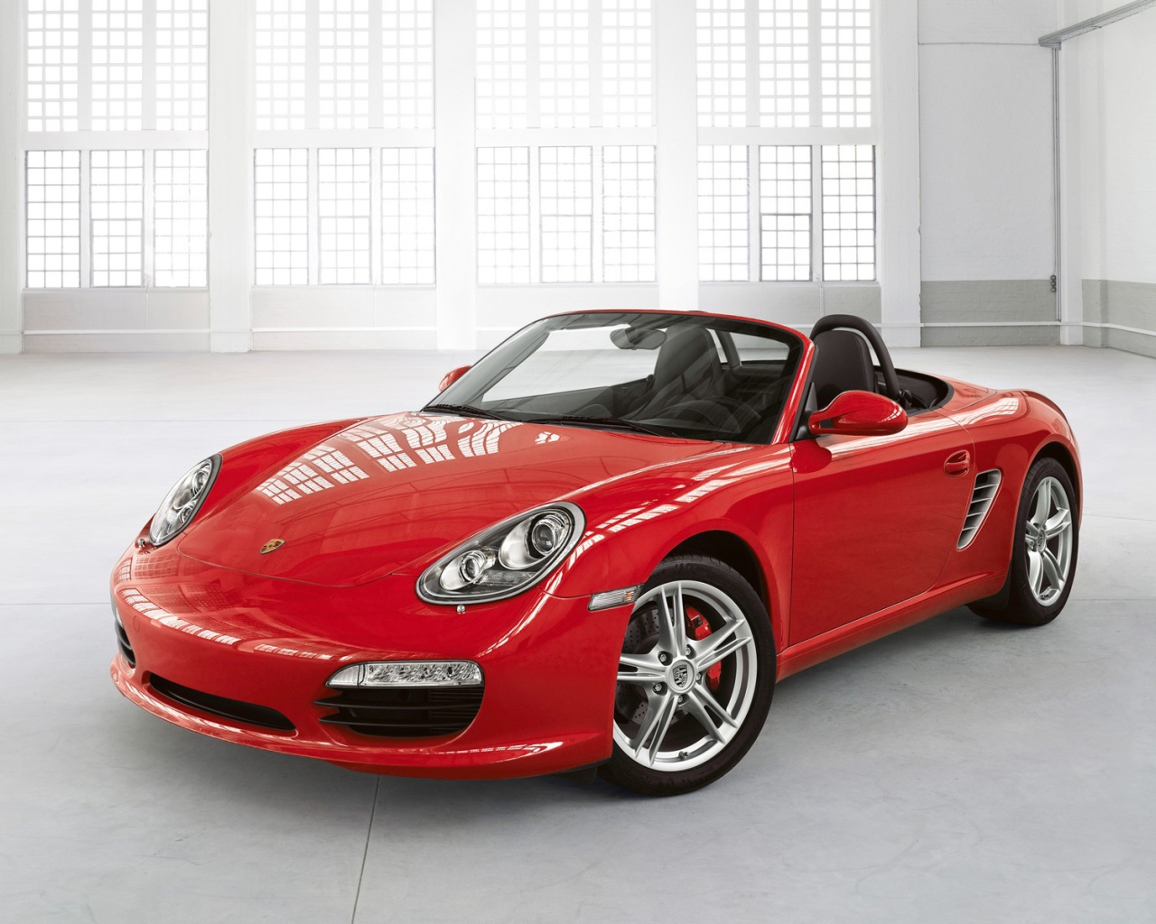 Красный Порше в белой комнате