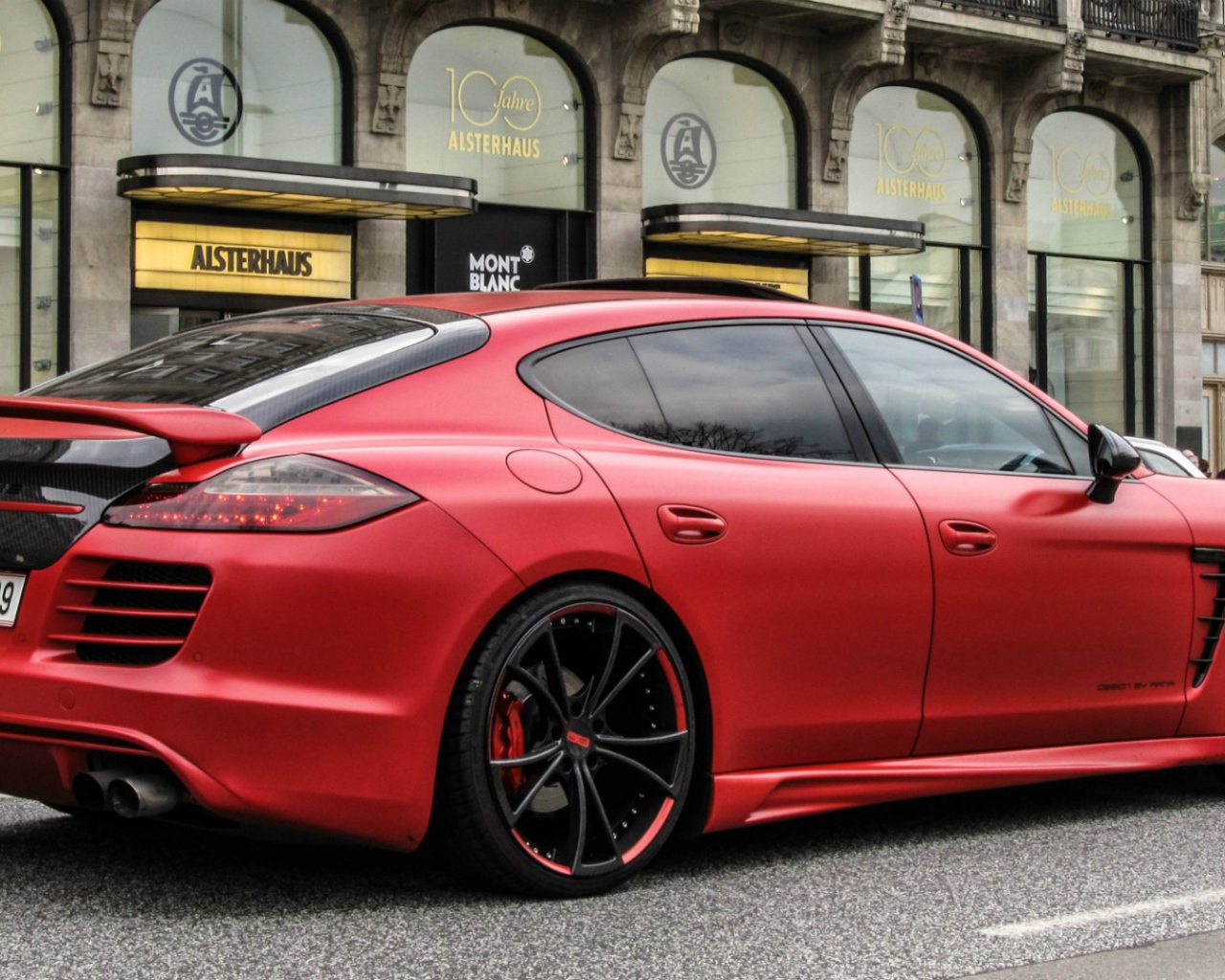 Красный автомобиль Porsche Panamera