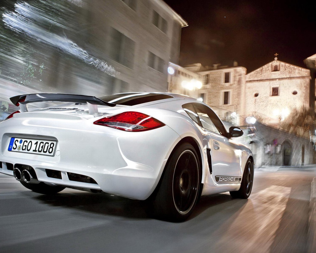 Белый Порше Бокстер на городской улице