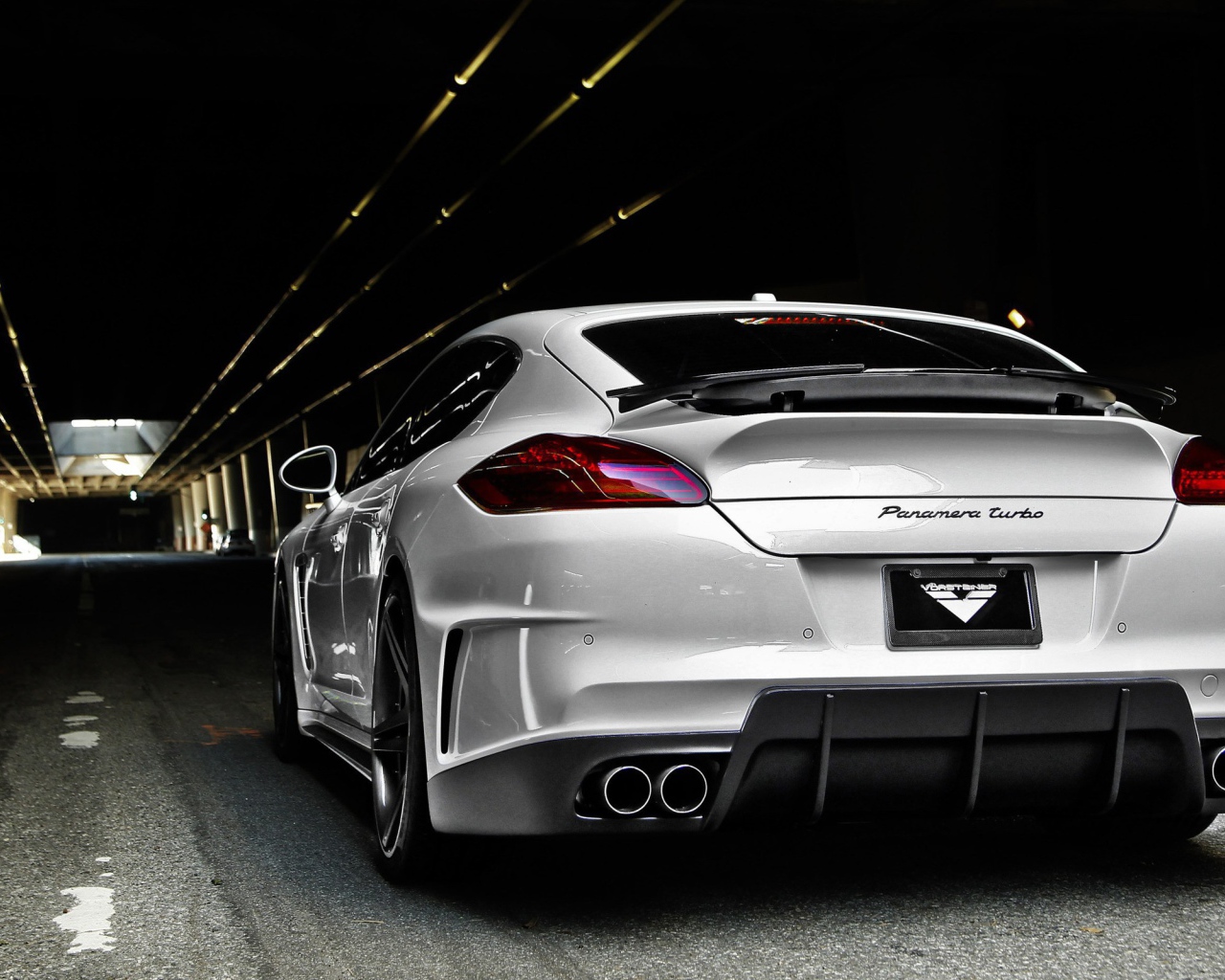 Белый Porsche Panamera в тоннеле
