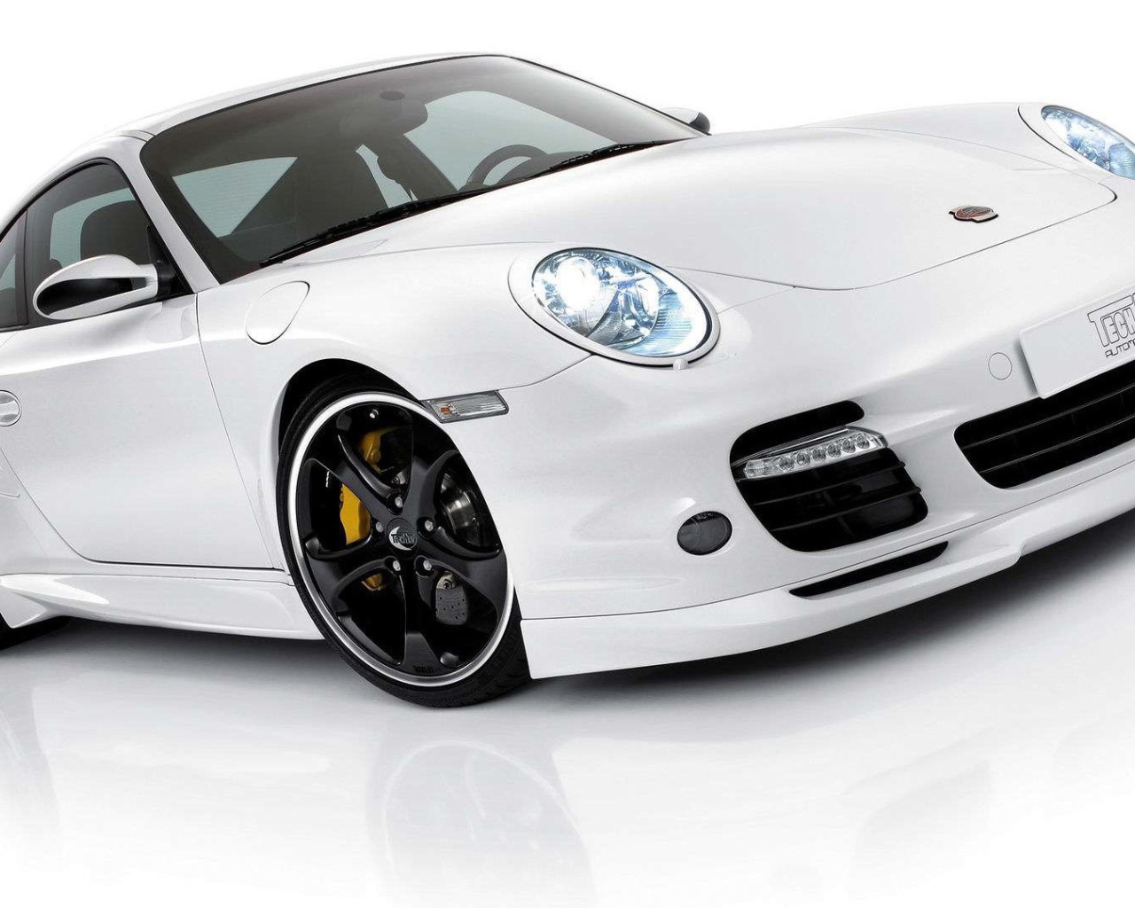 Белый спорт кар Порш на белом фоне