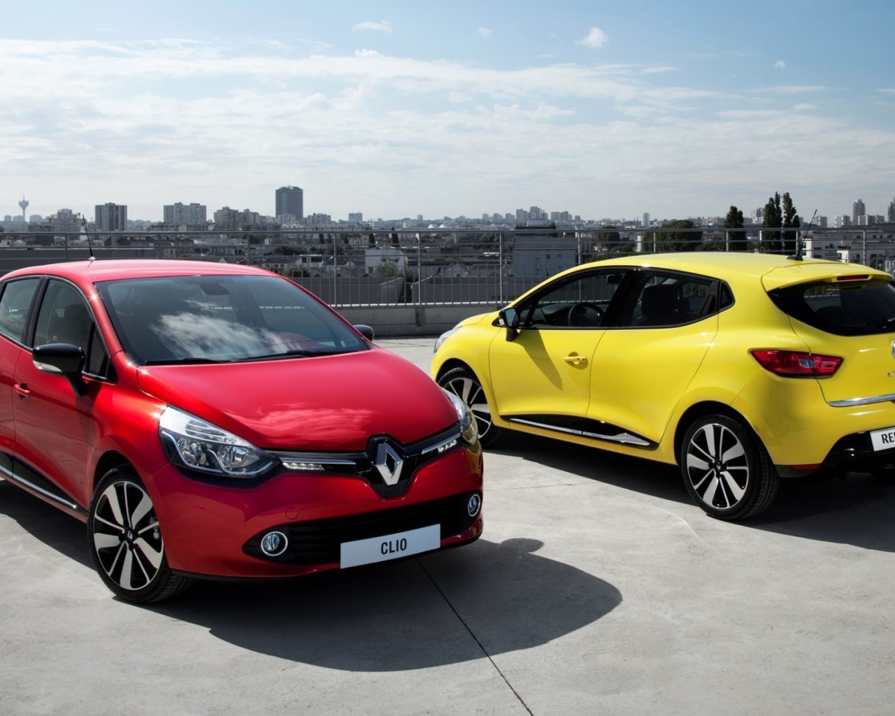 Красный и желтый Renault Clio 4