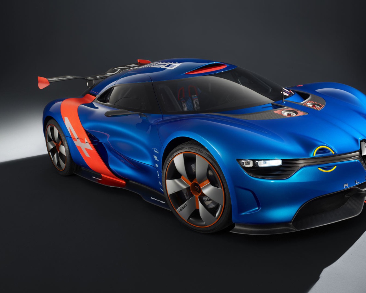 Спортивный Renault Alpine на черном фоне