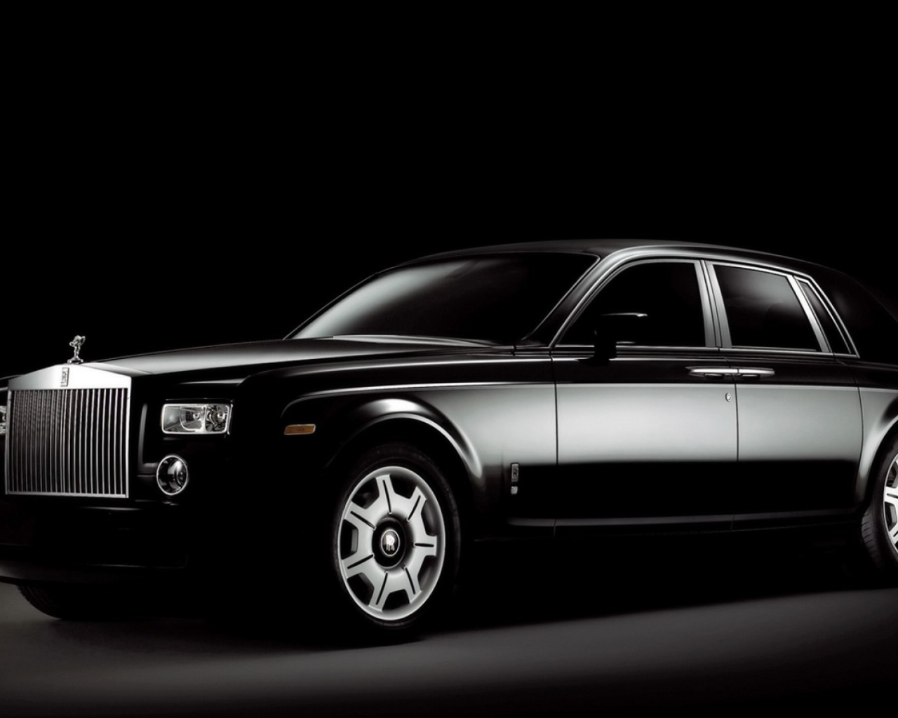 Черный Rolls-Royce Phantom на черном фоне