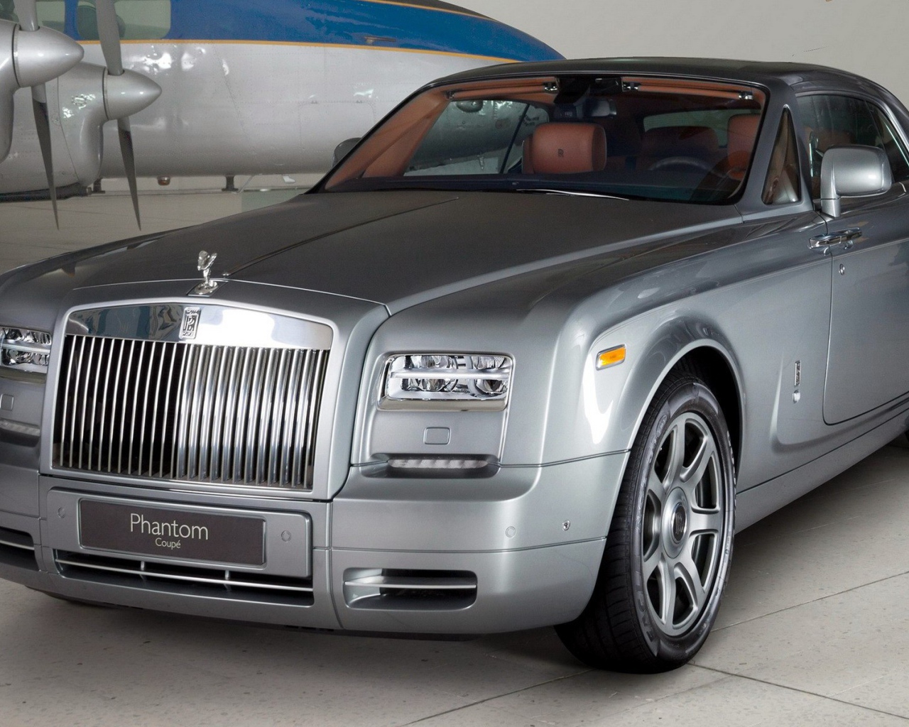 Серебристый Rolls-Royce Фантом