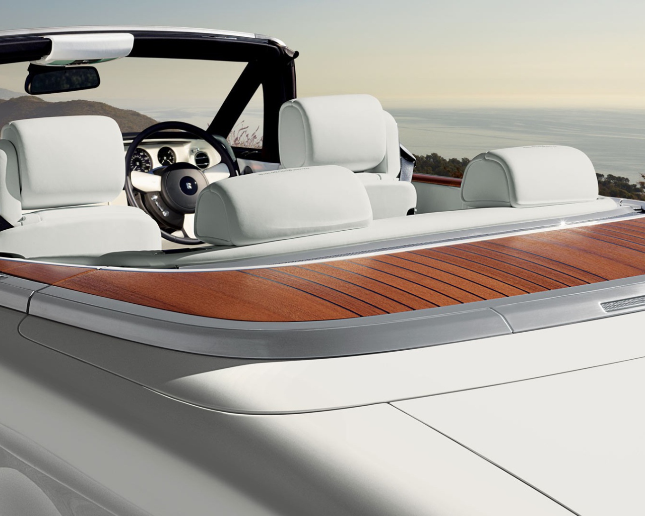 Белый салон кабриолета Rolls-Royce Phantom