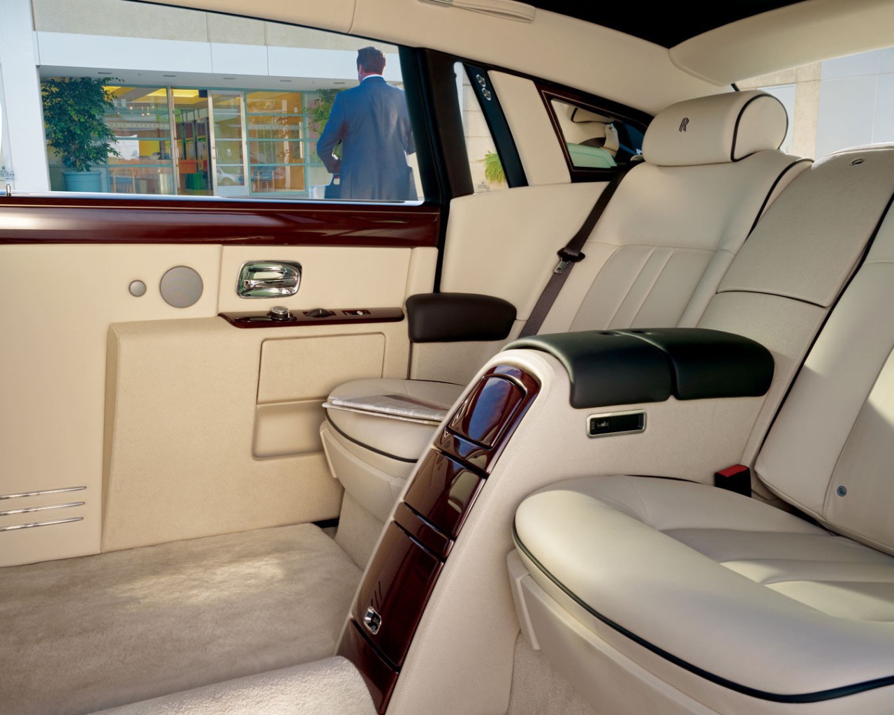 Белый кожаный салон Rolls-Royce Phantom