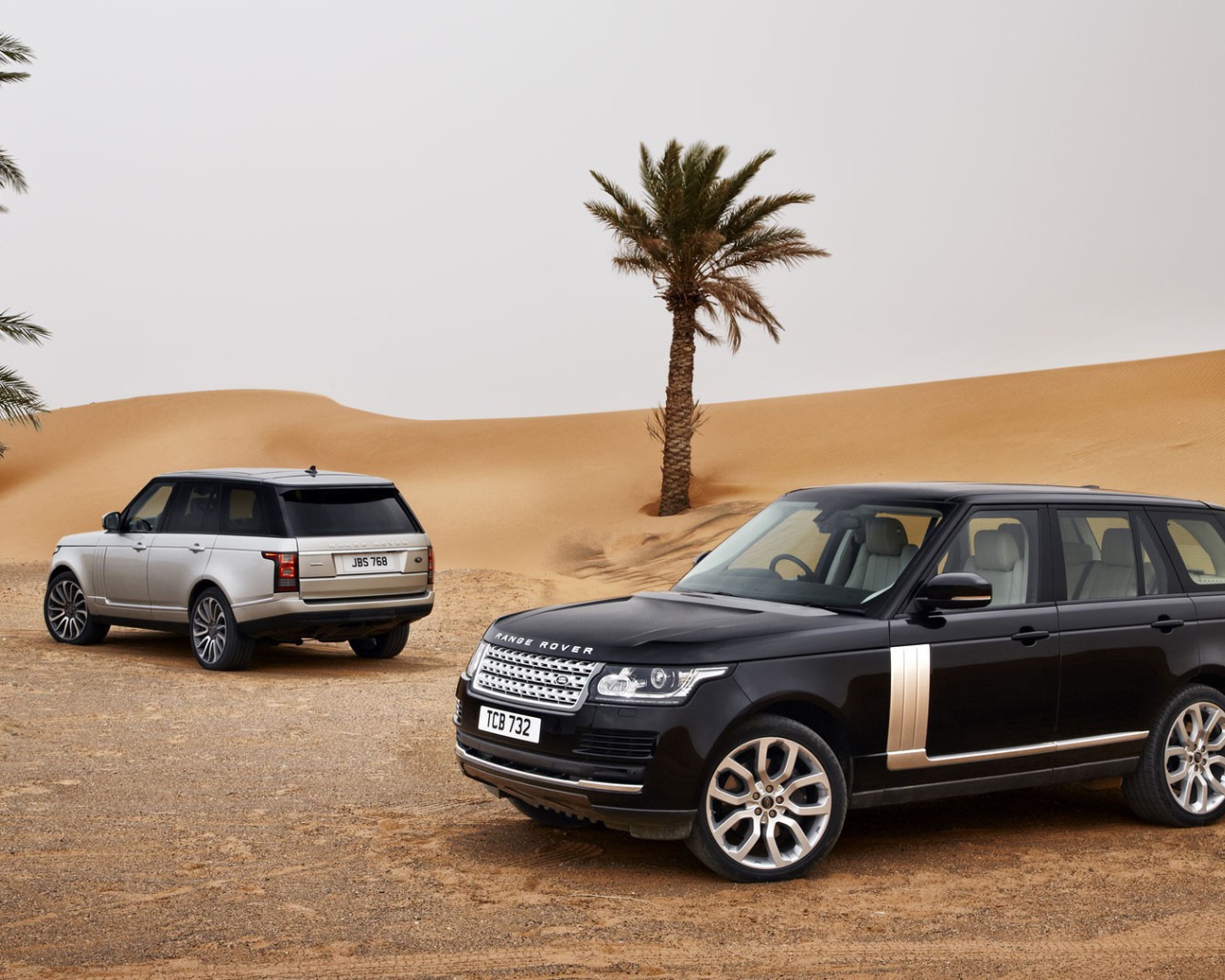 Черный Range Rover в пустыне