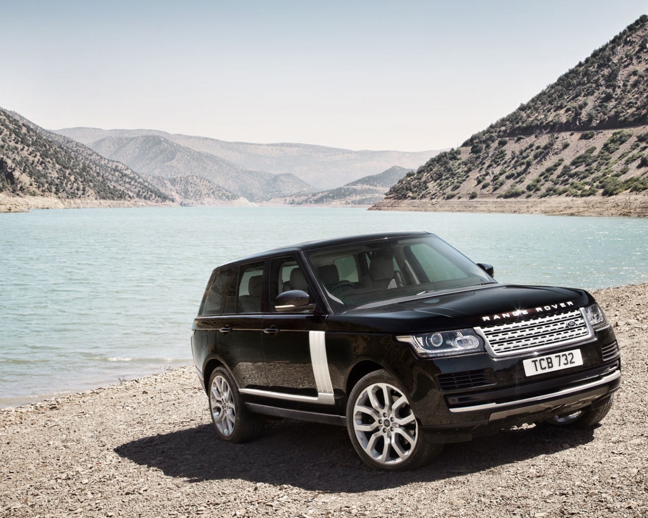Black Range Rover on the waterfront