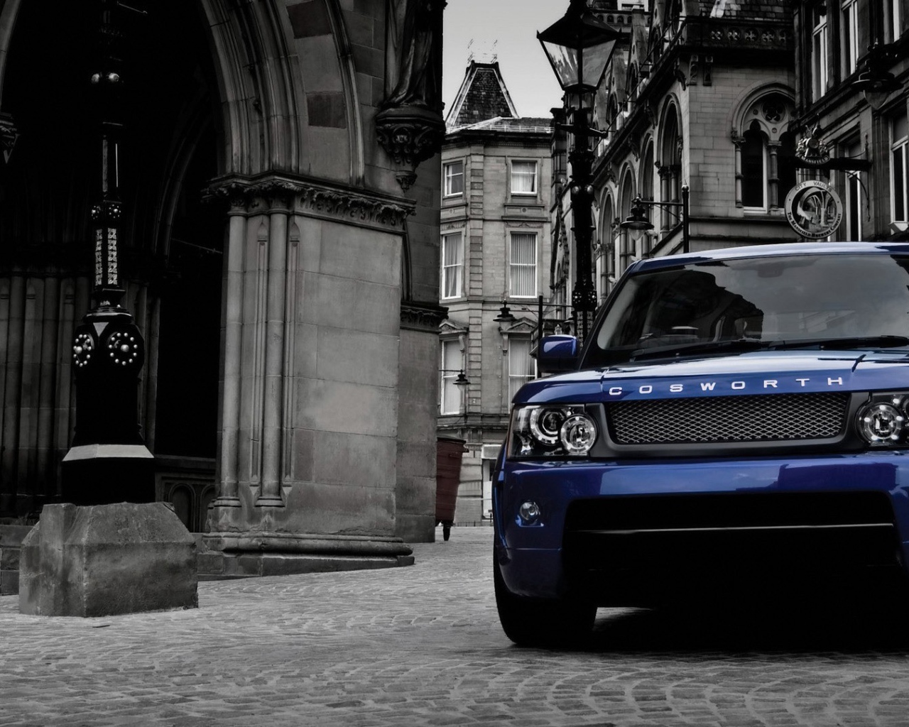 Мощный синий Range Rover