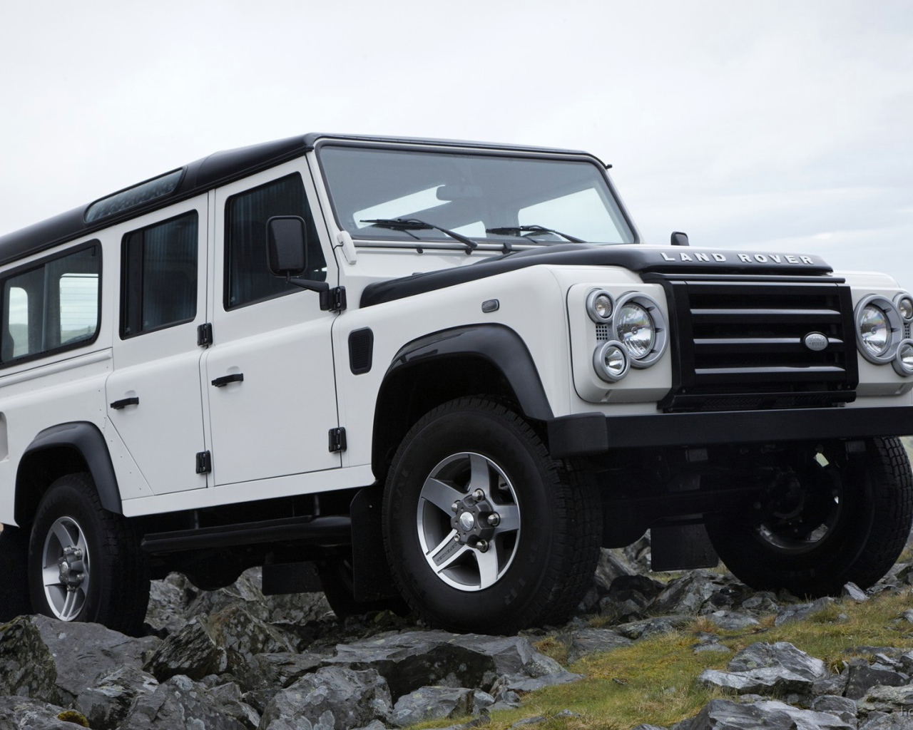 Белый внедорожник Land Rover в горах
