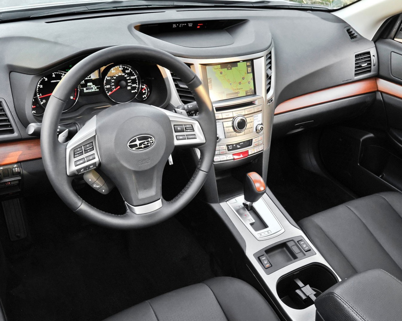 Черный салон авто Subaru Outback