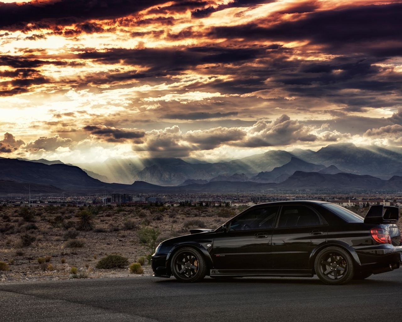 Черный Subaru WRX ST на фоне равнины