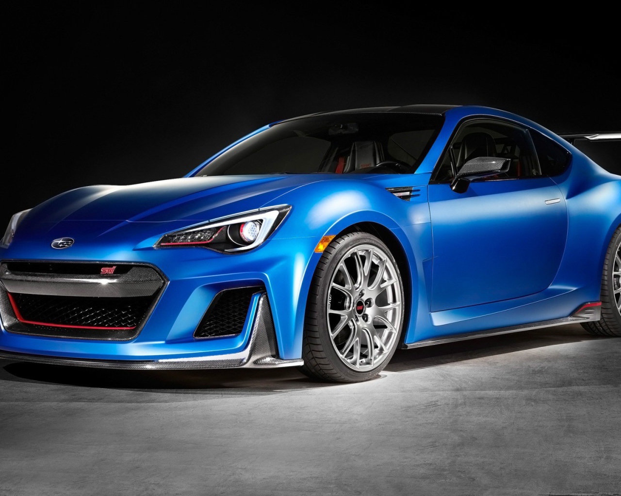 Голубой автомобиль Subaru STI Performance