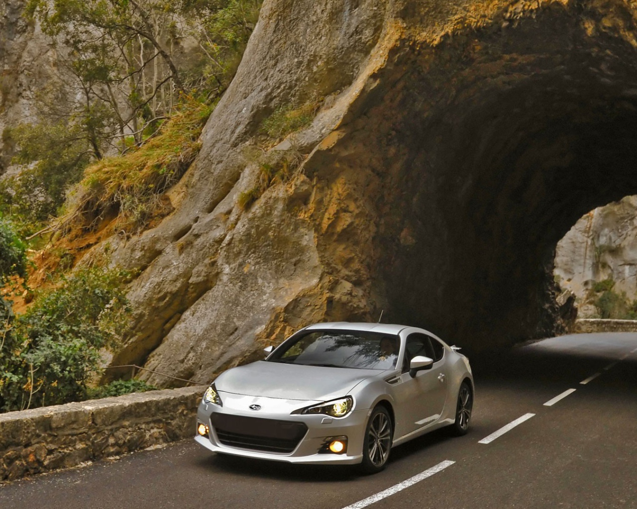 Автомобиль Subaru BRZ у тоннеля