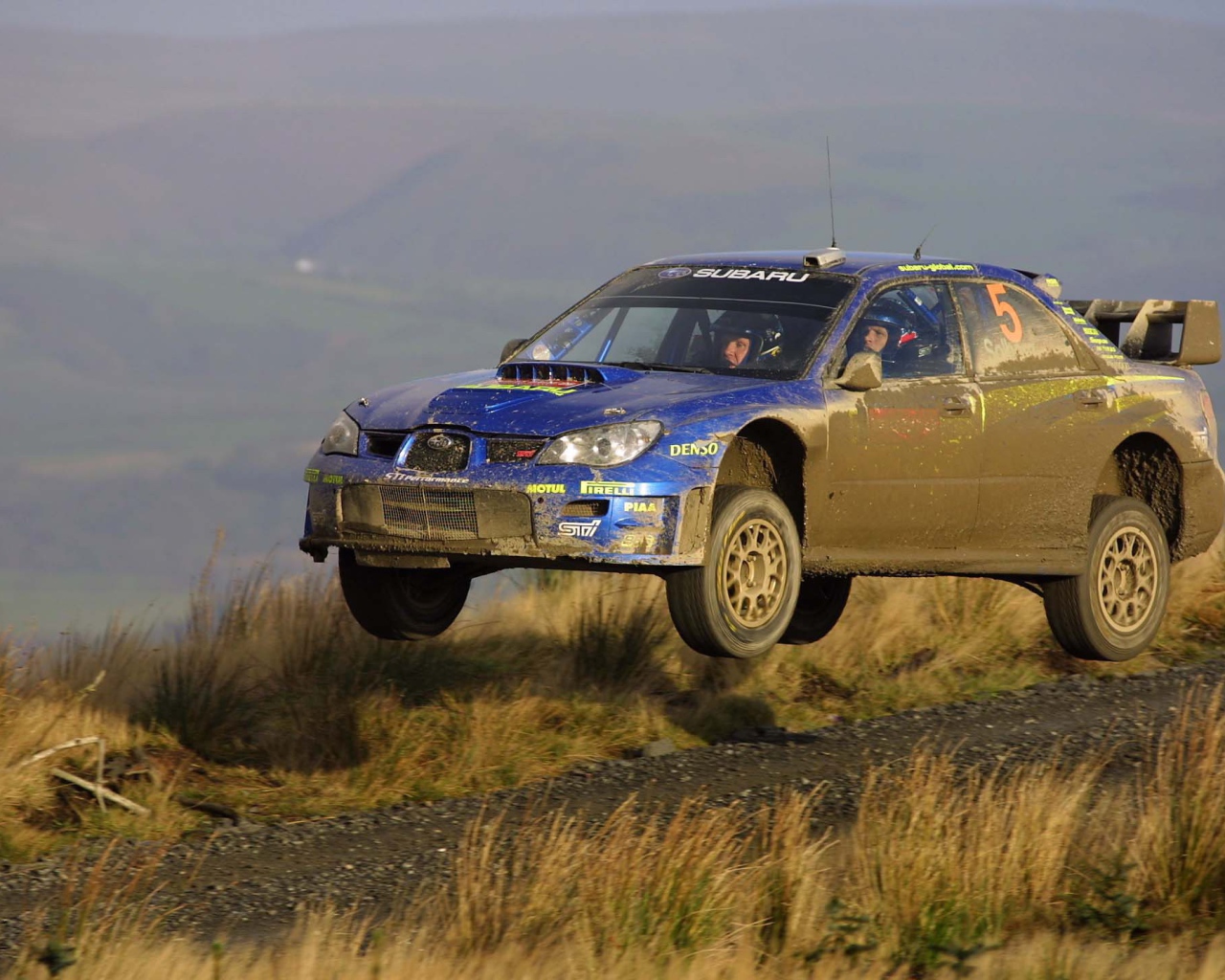 Грязный гоночный автомобиль Subaru