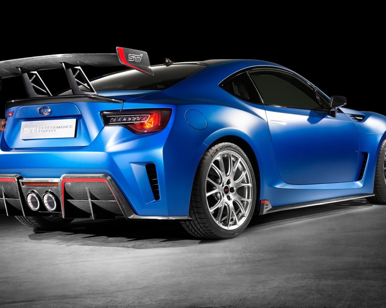 Вид сзади на голубой Subaru STI Performance