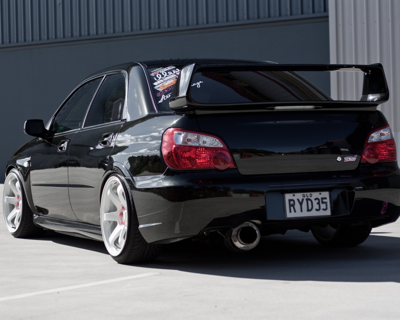 Вид сзади на черную Subaru Impreza WRX STi