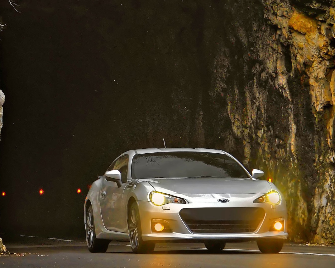 Серебристый Subaru BRZ выезжает из тоннеля