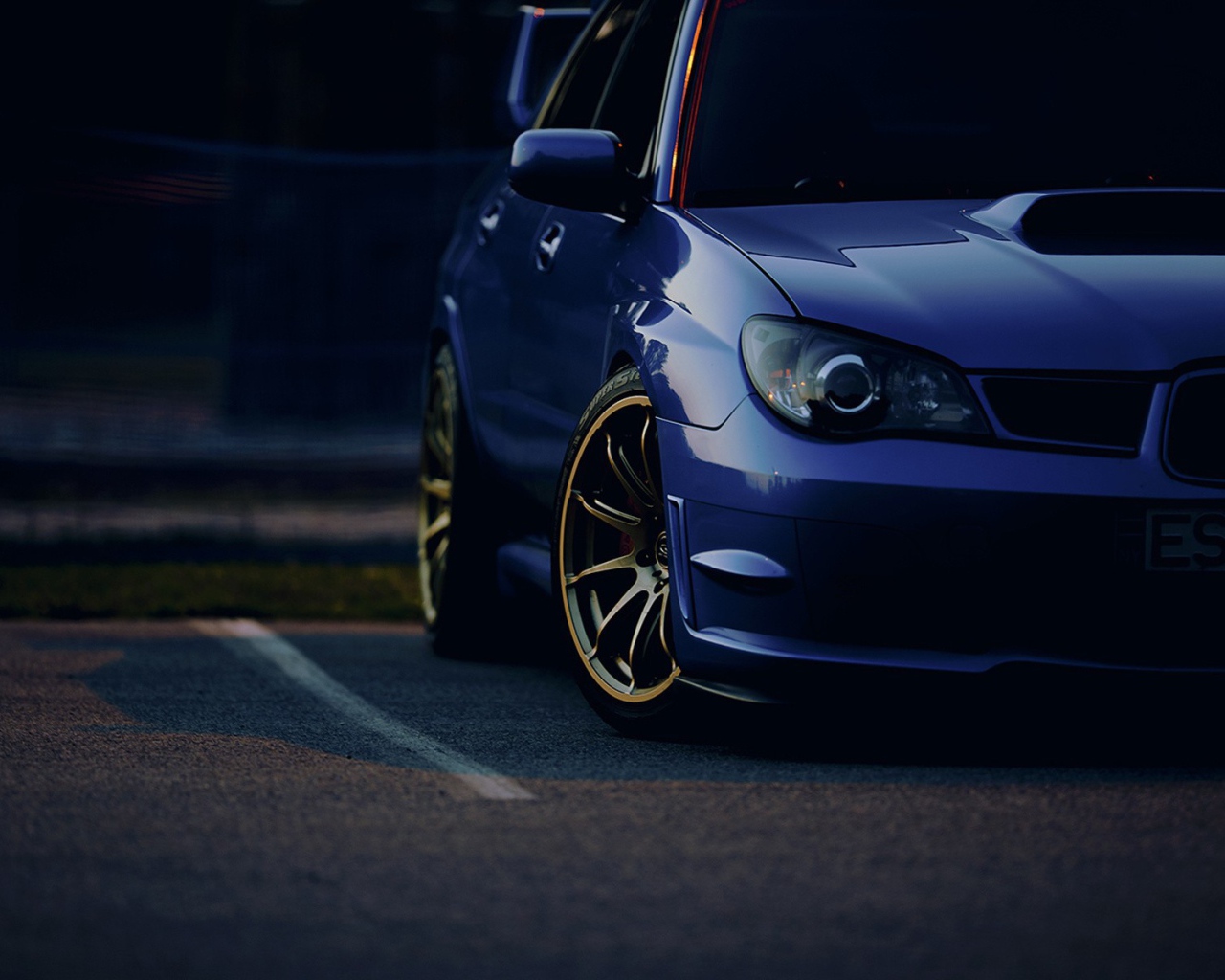 Темно синий автомобиль Subaru Impreza WRX STi