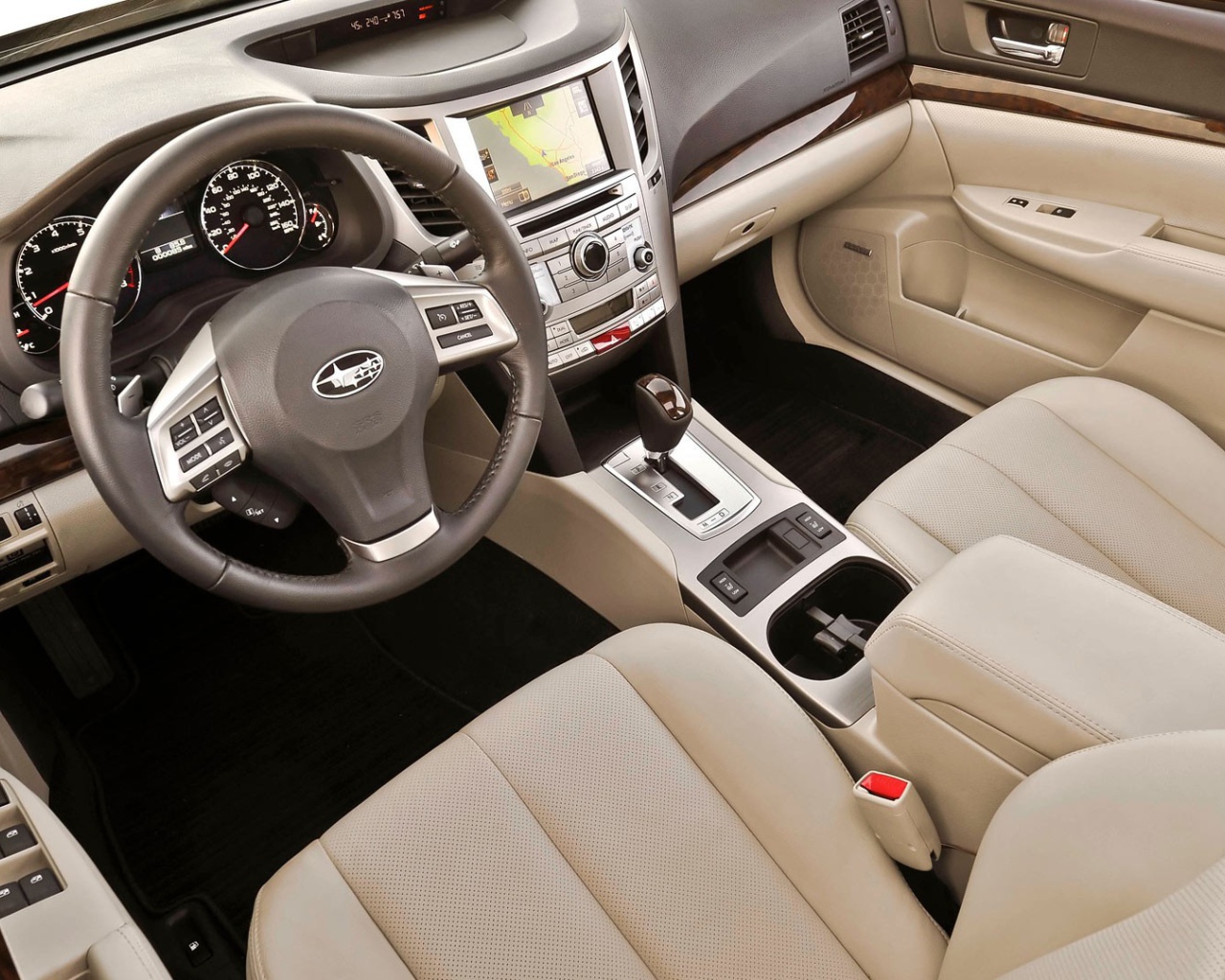 Белый салон Subaru Legacy