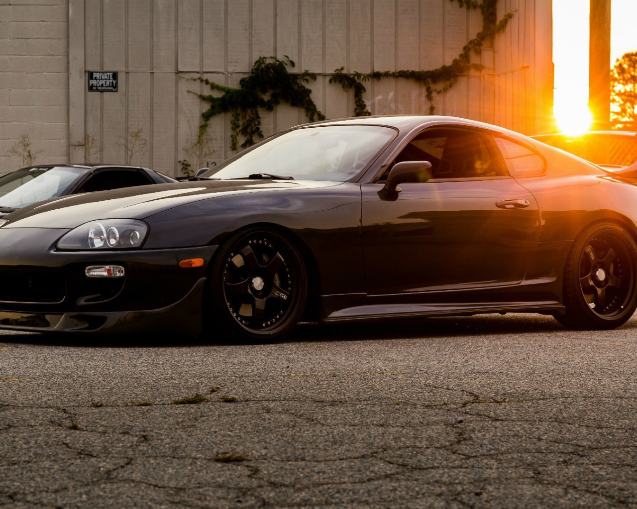 Черная Toyota Supra на фоне заката