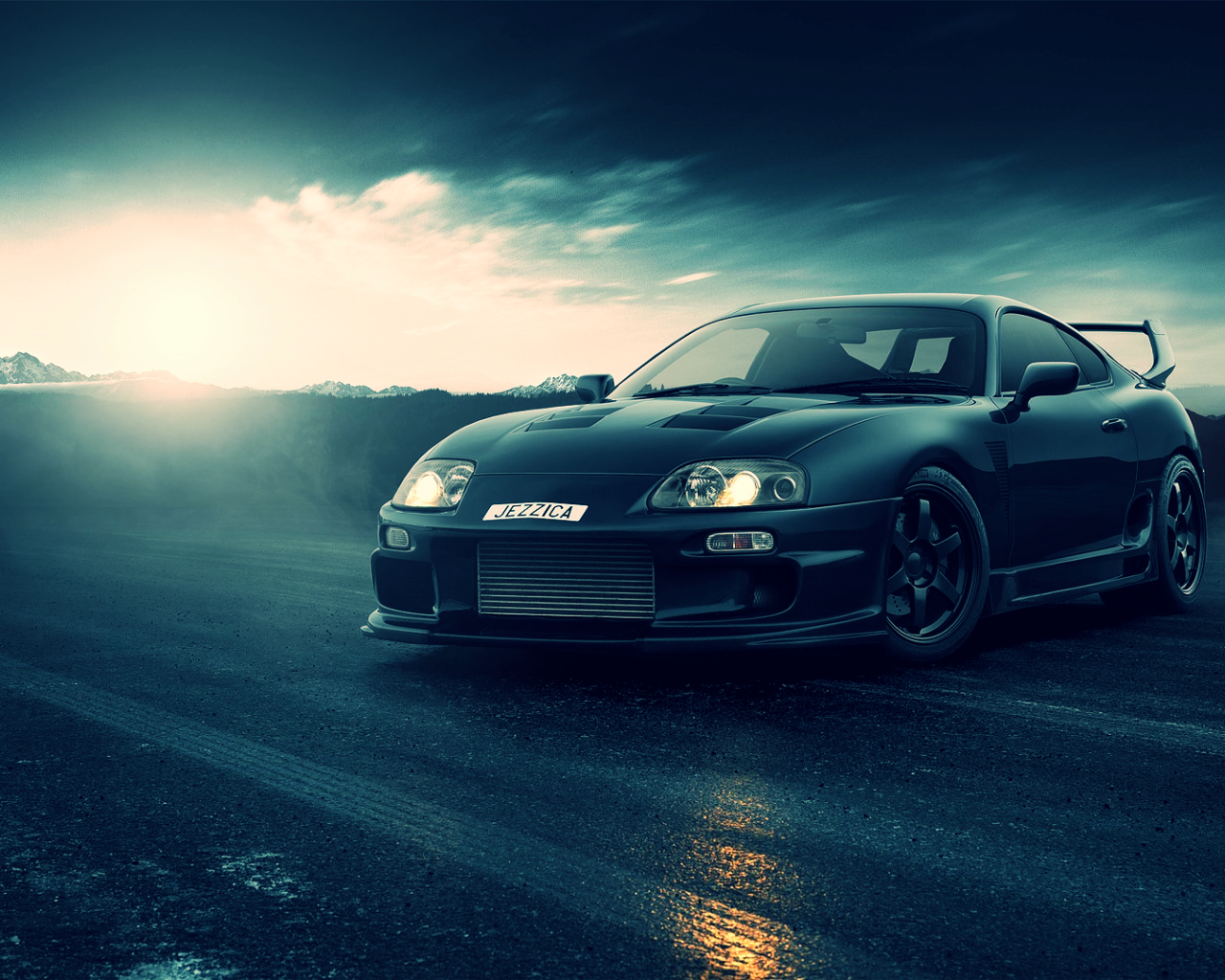 Черная Toyota Supra на шоссе