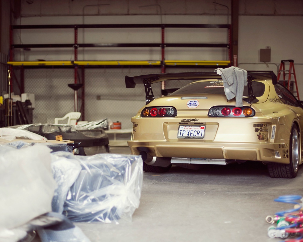 Коричневая Toyota Supra MK4 в гараже