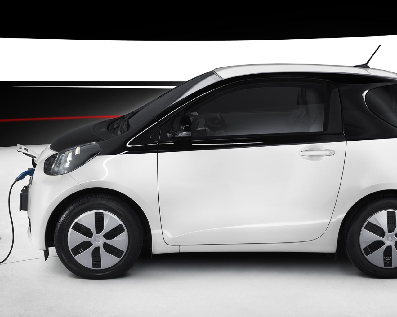 Зарядка электрического авто Toyota IQ
