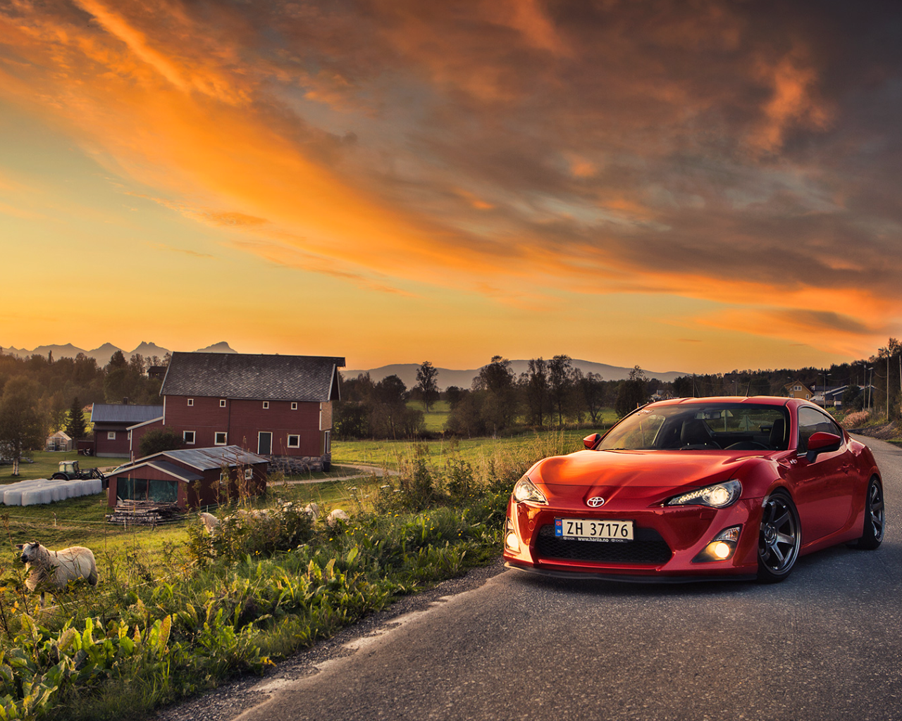 Красная Toyota GT86 на сельском шоссе