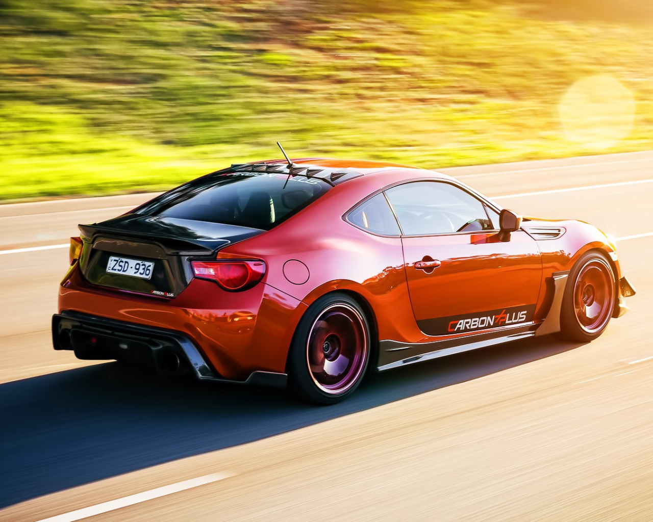 Красная Toyota GT86 на дороге