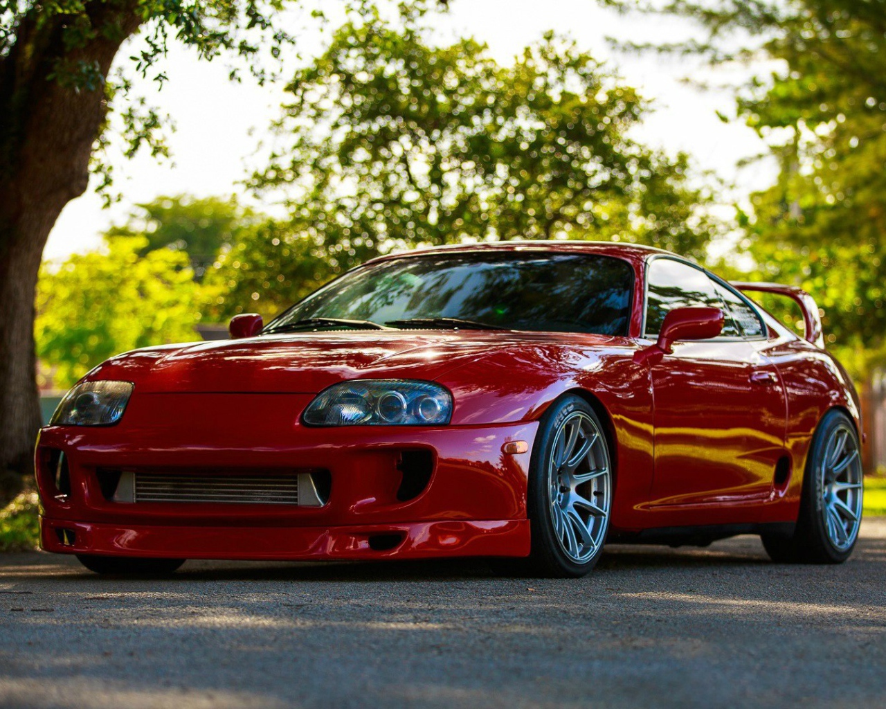 Красная Toyota Supra