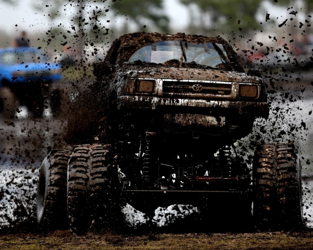 Внедорожник Тойота покрытый грязью