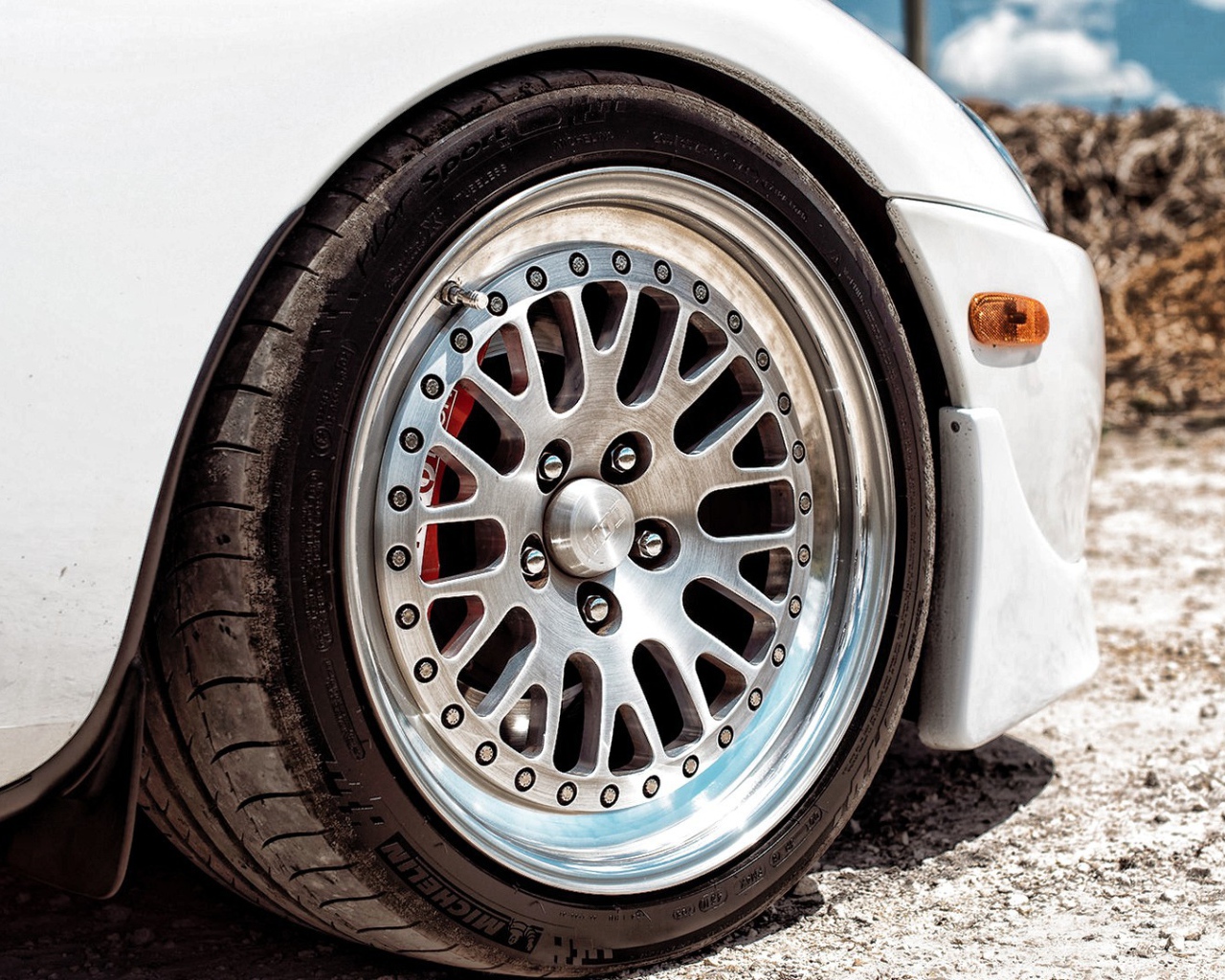 Колесо белой Toyota Supra