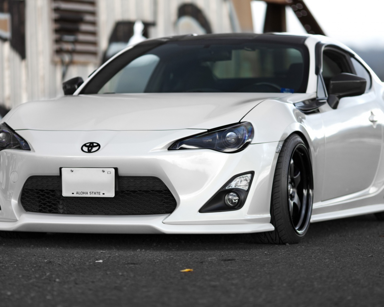 Белый спортивный Toyota GT86