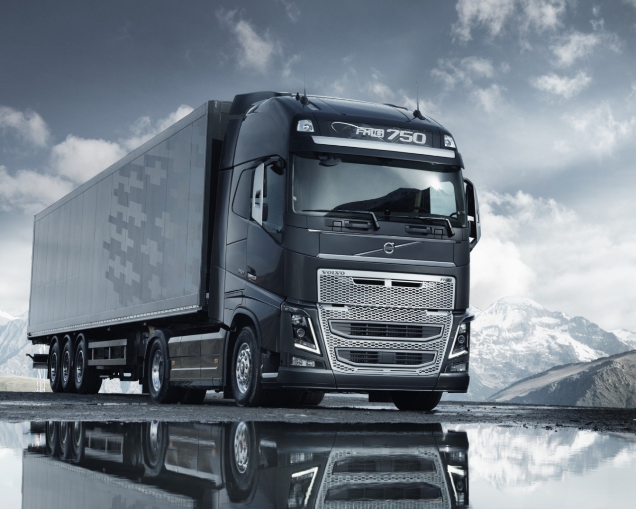 Черно белое фото тягача Volvo