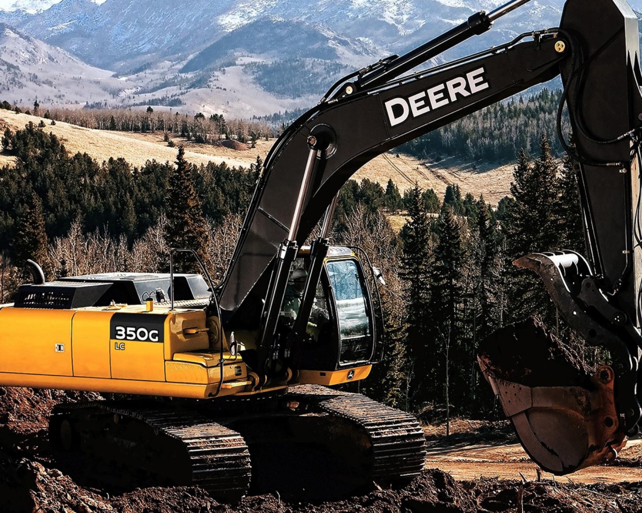 Экскаватор в лесу